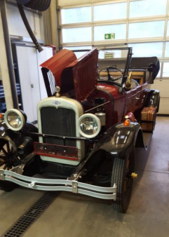 Klassischer Oldtimer in der Werkstatt